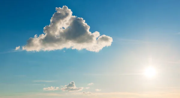 Biru Matahari Terbenam Langit Dan Putih Berbulu Awan Sebagai Latar — Stok Foto