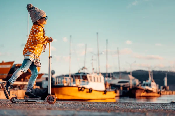 Menina Equitação Scooter Livre Perto Porto Mar — Fotografia de Stock