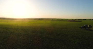 Yeşil bir sanayi bölgesinde çalışan traktör.