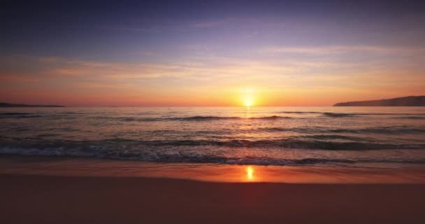 Praia Ilha Belo Nascer Sol Mar Com Ondas Salpicantes Costa — Vídeo de Stock