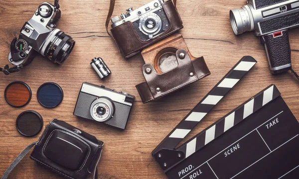 Vintage Fotocamera Retrò Con Clapboard Sfondo Legno — Foto Stock