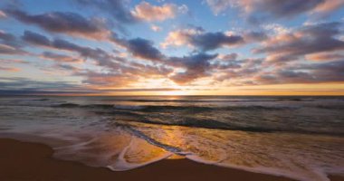 Cennet adası plajı ve güzel okyanus gündoğumu, 4K video