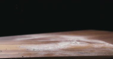 Ev yapımı kabuklu ekmek fırını fırını ve un, 4k video.