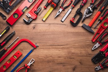 Ahşap arka planda çeşitli çalışma araçları