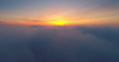 Bulutların üstünde uçmak, gökyüzünde güzel bir gün doğumu, gökyüzü görüntüsü 4k