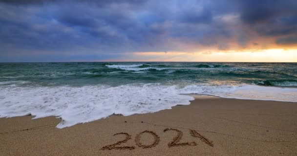 Sonnenaufgang Strand Und Schriftzug Neujahr 2021 Auf Dem Sand — Stockvideo