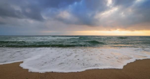 Lautan Pantai Matahari Terbit Dan Percikan Ombak Laut Atas Pasir — Stok Video