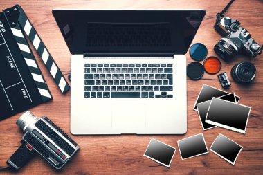 Eski model kamera, eski fotoğraflar ahşap arka planda, kırpma yolu.