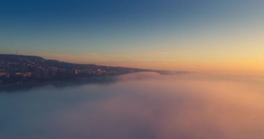 Gün doğumunda bulutların üzerinde uçmak, 4K video, hava görüntüsü.