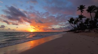 Tropik ada plajı ve dramatik gün doğumu. Punta Cana, Dominik Cumhuriyeti