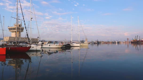 Yacht Kikötő Naplementekor Jachtok Vitorlás Hajó Tengeri Kikötőben — Stock videók