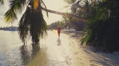 Tropik ada plajları ve palmiye ağaçları üzerinde gün doğumu. Punta Cana, Dominik Cumhuriyeti.