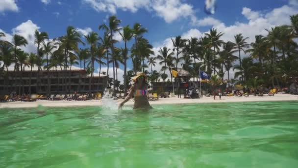 Sommerurlaub Auf Der Tropischen Insel Glückliche Frau Bikini Beim Spielen — Stockvideo