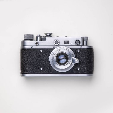 Beyaz arkaplan üzerinde eski, eski, klasik kamera