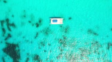 Turkuaz deniz dalgaları içinde katamaran yelkeni. Karayip Denizi üzerindeki hava manzarası.