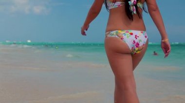 Deniz kumu üzerinde yürüyen bikinili kız, tropikal ada plajı 4K video.. 