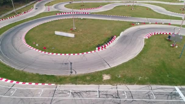 4Kビデオでレーストラック 空中トップビューをカート スポーツ競技 曲線を中心としたバギーカーレース — ストック動画