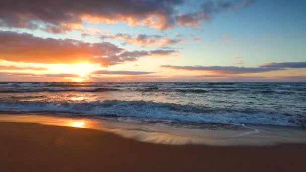 Lever Soleil Spectaculaire Sur Mer Ciel Brûlant Vagues Dorées Brillantes — Video