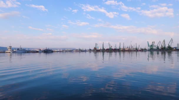 불가리아의 바르나 항구에 산업용 크레인 화물선 비디오 — 비디오