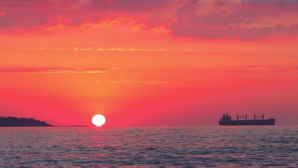 Mar Amanecer Barco Carga Vela Agua Temprano Mañana Video — Vídeos de Stock