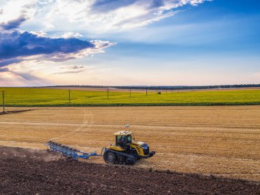 Tarlaları süren traktör, tarım arazisi.
