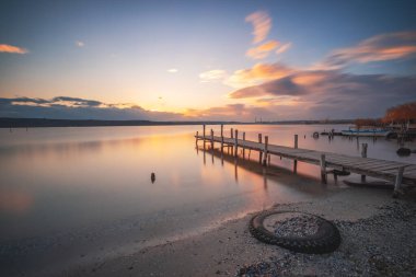 Göldeki eski ahşap rıhtım, günbatımı çekimi