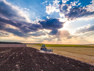 Tarlaları süren traktör, tarım arazisi.