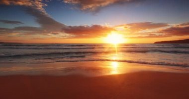 Renkli deniz gündoğumu. Okyanus sahili ve dalgalar, 4k deniz manzarası.