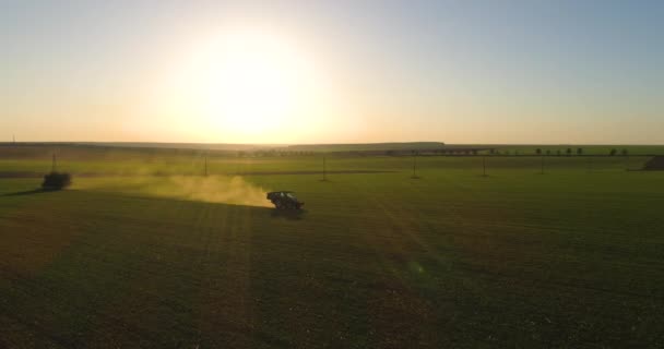 Zemědělský Traktor Hnojení Pšenice Pole Letecký Pohled Video — Stock video