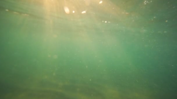 Υποβρύχια Άποψη Των Κυμάτων Της Θάλασσας Και Λάμπει Ακτίνες Του — Αρχείο Βίντεο