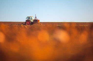 Tarlaları süren traktör, tarım arazisi.