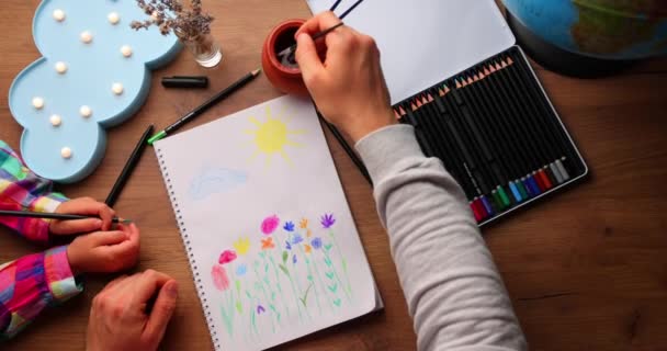 Anak Menggambar Pemandangan Atas Tempat Kerja Dengan Aksesoris Kreatif Ayah — Stok Video