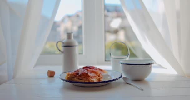 Desayuno Por Mañana Con Pastel Queso Inflado Recién Horneado Leche — Vídeo de stock