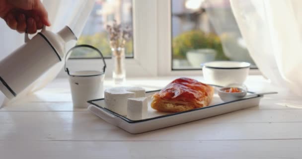 Desayuno Saludable Por Mañana Con Leche Croissant Recién Horneado Vista — Vídeo de stock