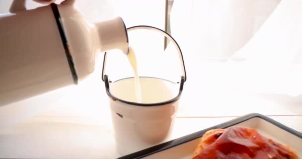 Desayuno Por Mañana Con Pastel Queso Inflado Recién Horneado Leche — Vídeo de stock