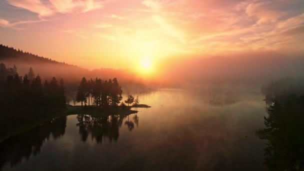 山の湖 日の出ビュー 4Kの空中ビデオで朝の霧 — ストック動画