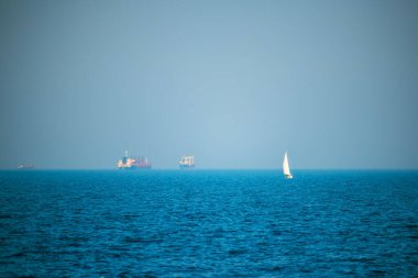 Açık denizde beyaz yelkenli yelkenli gemiler.. 