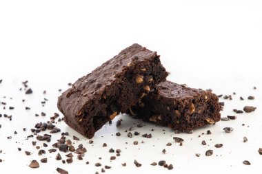 Beyaz arka planda Brownie parçaları. Nefis çikolatalı pasta..