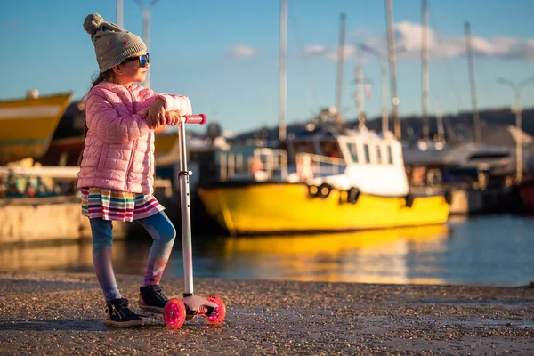 Niña Montando Scooter Aire Libre Cerca Del Puerto Mar — Foto de Stock