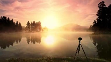 Dağ gölünün üzerinde sabah sisi, güneşin doğuşu 4k hava manzarası.