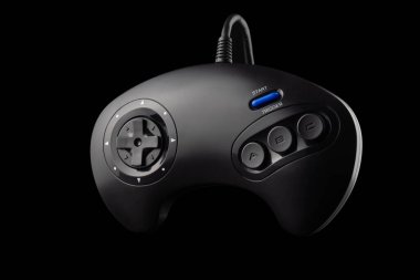 8-bit konsollardan retro joystick. Oyun denetleyici siyah arkaplanda izole edildi