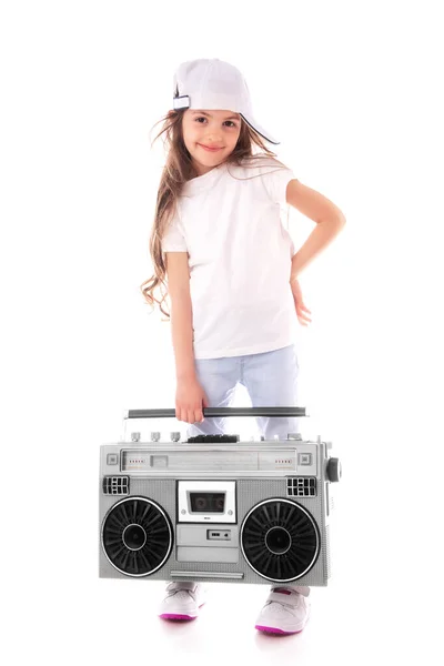若いですヒップホップ女の子リッスン音楽上のBoomboxレトロラジオ ゲットーブラスター 隔離された白い背景 — ストック写真