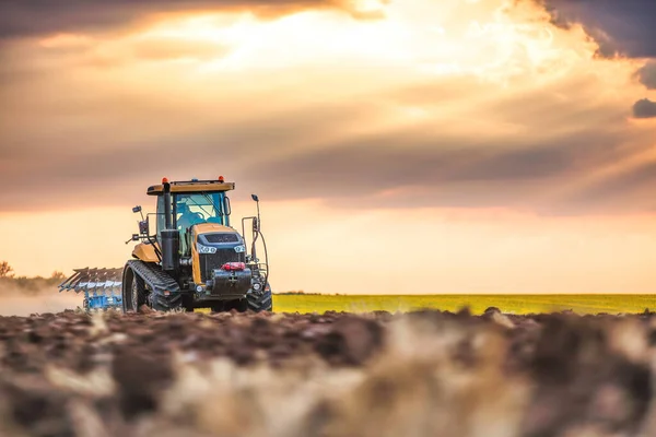 Traktor Plogning Fälten Jordbrukslandskap — Stockfoto