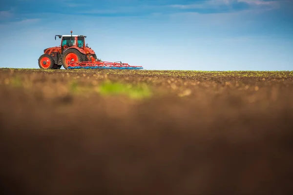 Agricultor Tractor Preparando Tierra Con Cultivador Semillero — Foto de Stock