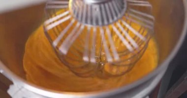 Metal Ayaklı Elektrikli Karıştırıcı 'da yumurta çırpma. Hamuru ekmek ya da pasta için dizmek, yavaş çekim 4k video