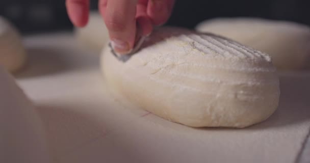Пекарь Делает Паттерны Ржаного Хлеба Используя Видео Замедленного Действия — стоковое видео