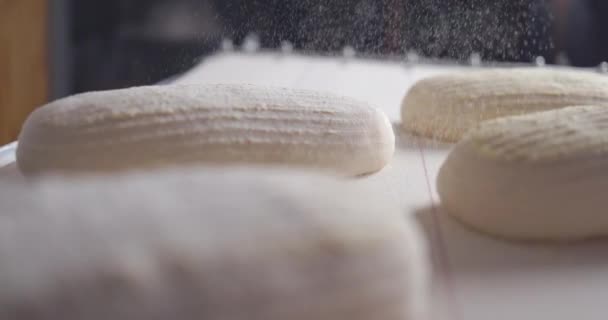 Padeiro Fazendo Pão Massa Com Ingredientes Naturais Mãos Peneira Farinha — Vídeo de Stock