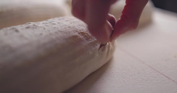 Пекарь Делает Паттерны Ржаного Хлеба Используя Видео Замедленного Действия — стоковое видео