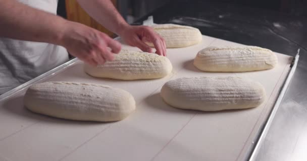贝克用一把小刀在生面包上做图案 慢动作4K视频 — 图库视频影像