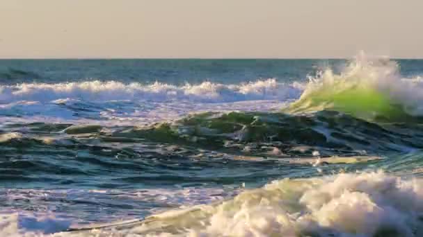 Onde Oceaniche Acqua Che Infrangono Sulla Spiaggia Sabbiosa — Video Stock